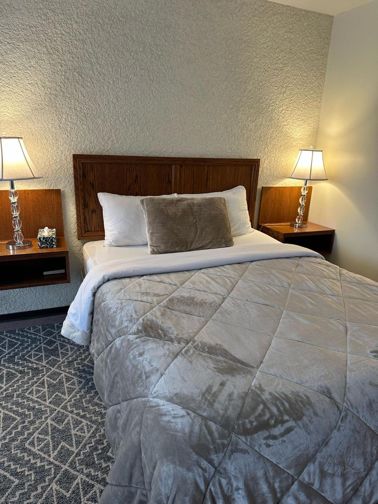 Maple Creek Motor Inn Extérieur photo
