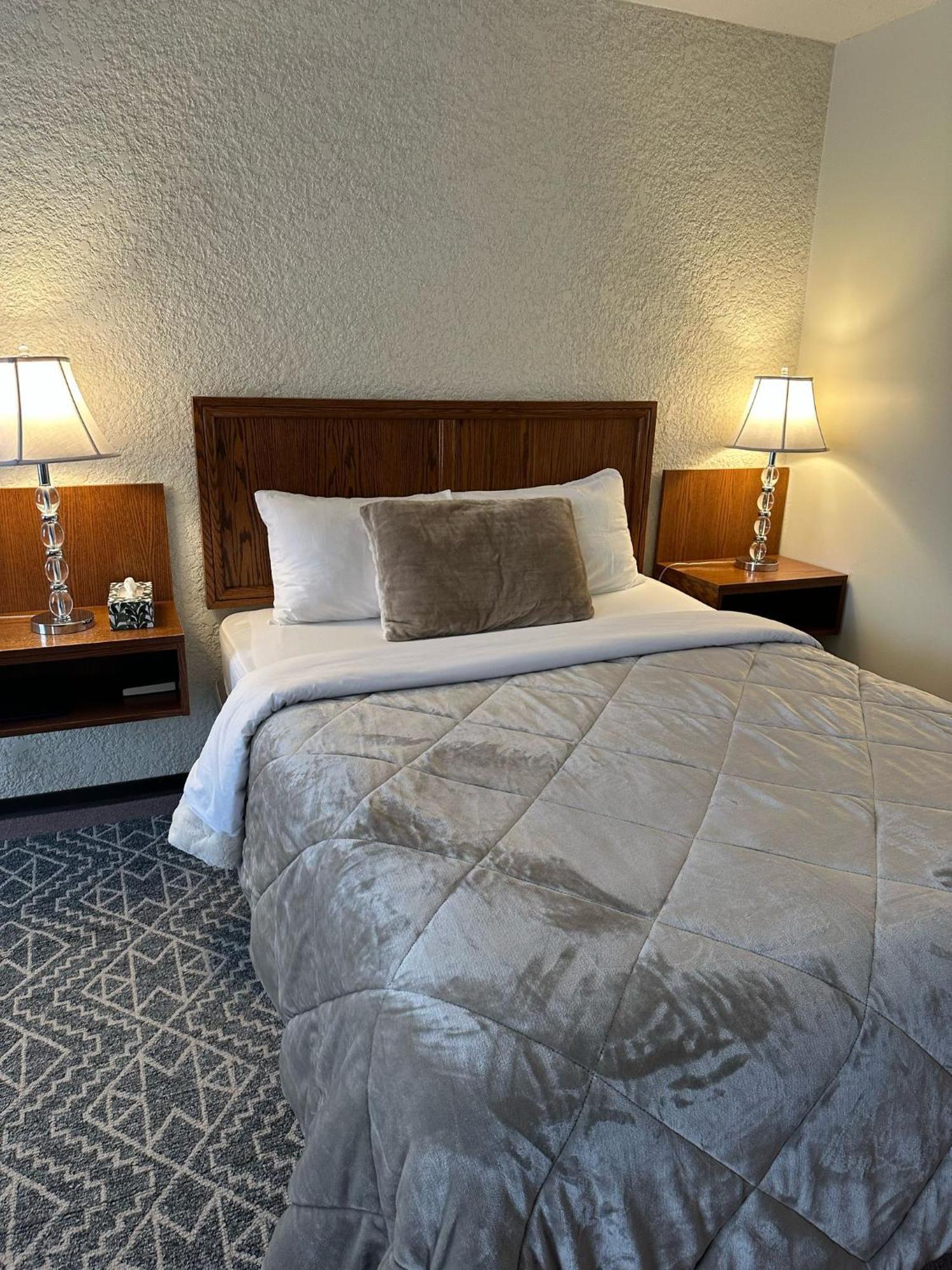 Maple Creek Motor Inn Extérieur photo