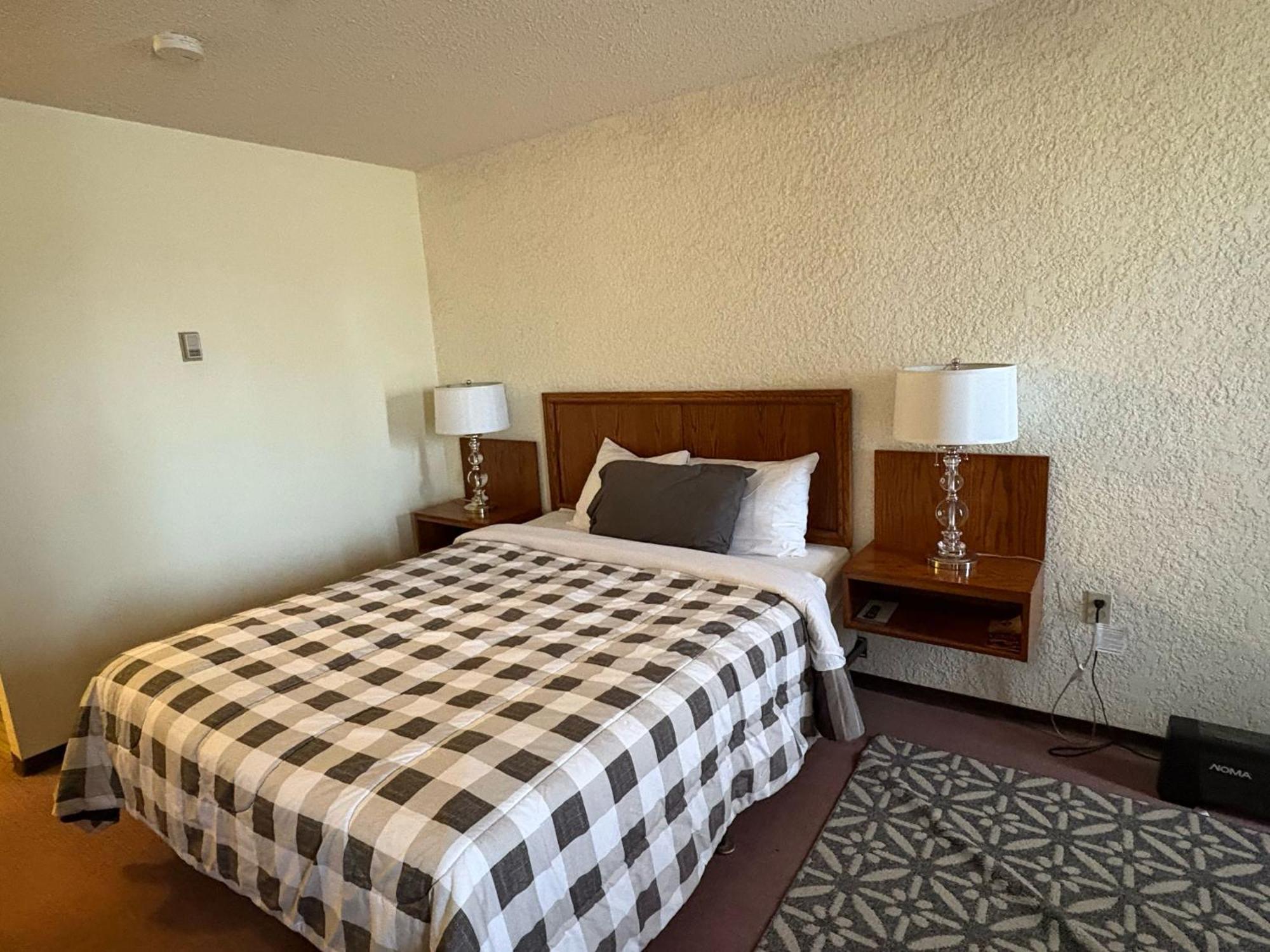 Maple Creek Motor Inn Extérieur photo