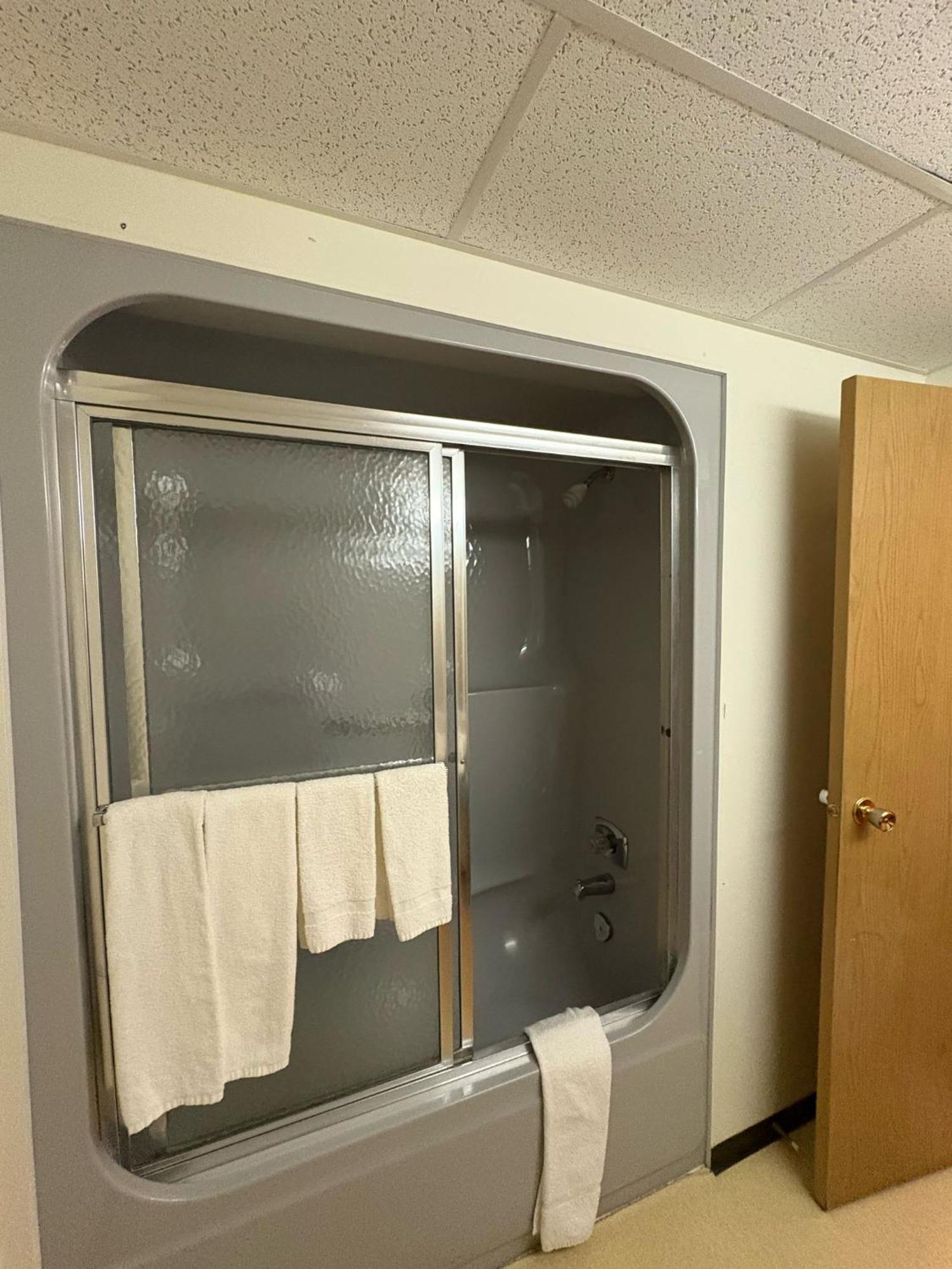 Maple Creek Motor Inn Extérieur photo