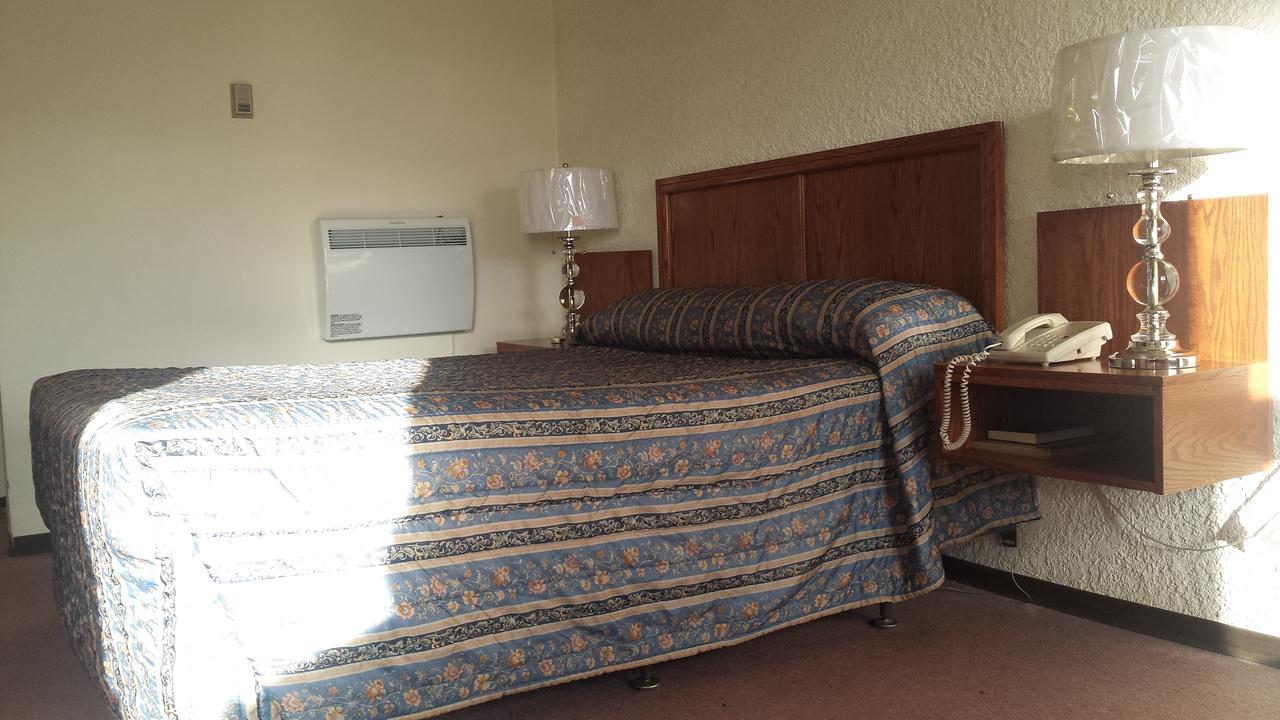 Maple Creek Motor Inn Extérieur photo